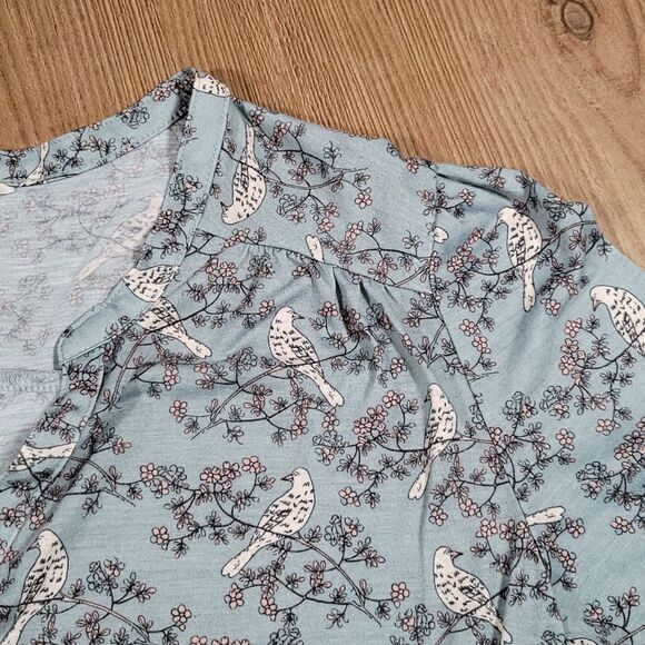 🔺️H&M Stone Blue Bird Print 3/4 Sleeve Buttoned Vneck Top Small - Picture 4 of 13